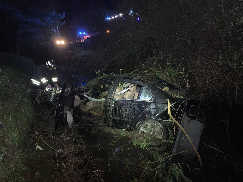 Finiscono con l'auto in un canale a Germignaga