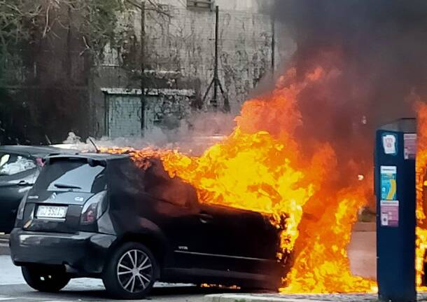 Auto prende fuoco in centro a Gallarate, distrutte due vetture