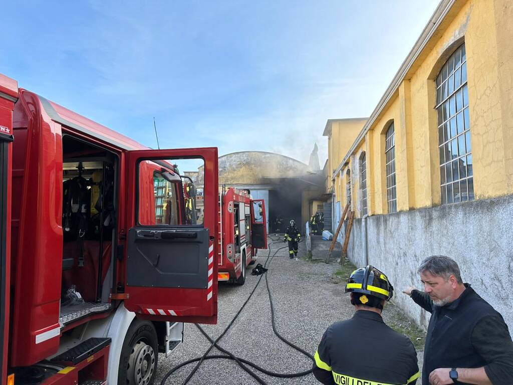 Incendio capannone Somma Lombardo