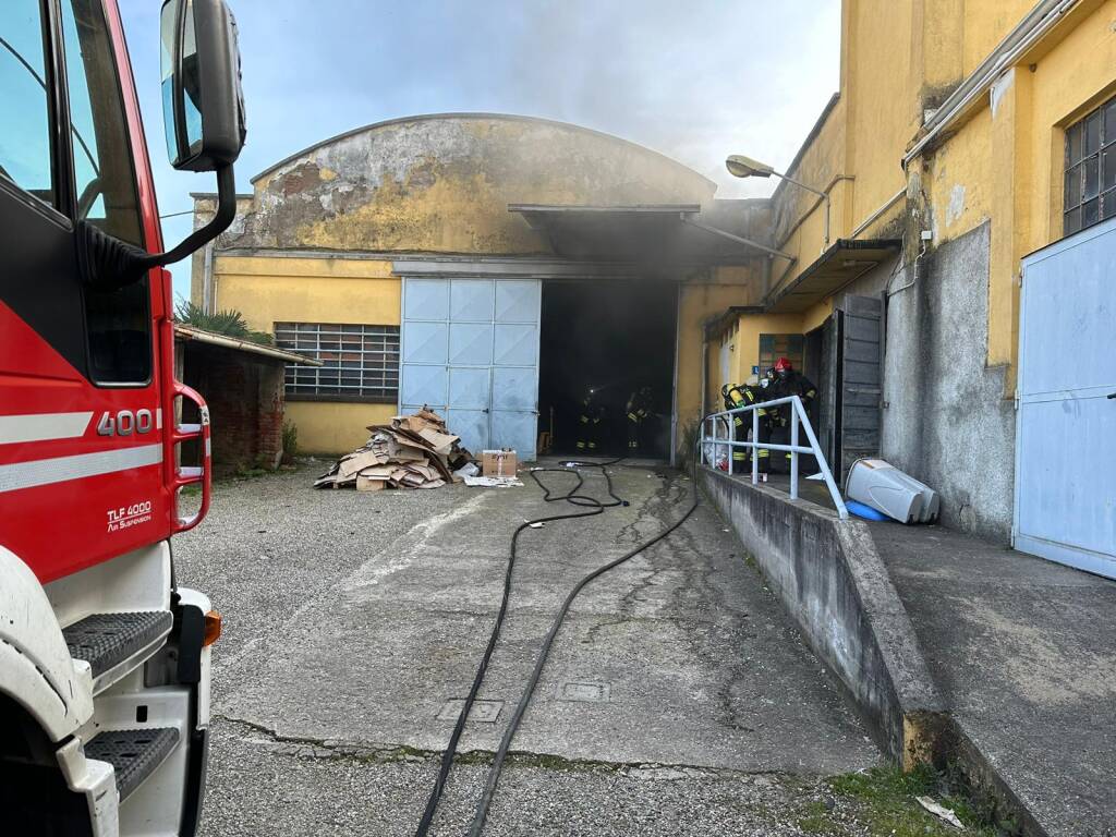 Incendio capannone Somma Lombardo