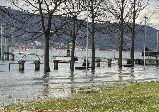 A Ispra il Lago Maggiore invade parte del lungolago