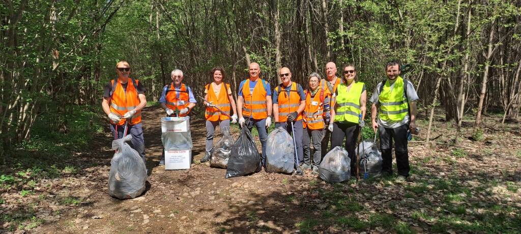 Lavatrice, passeggino, una bici rubata e tanto amianto trovati nel bosco del Rugareto