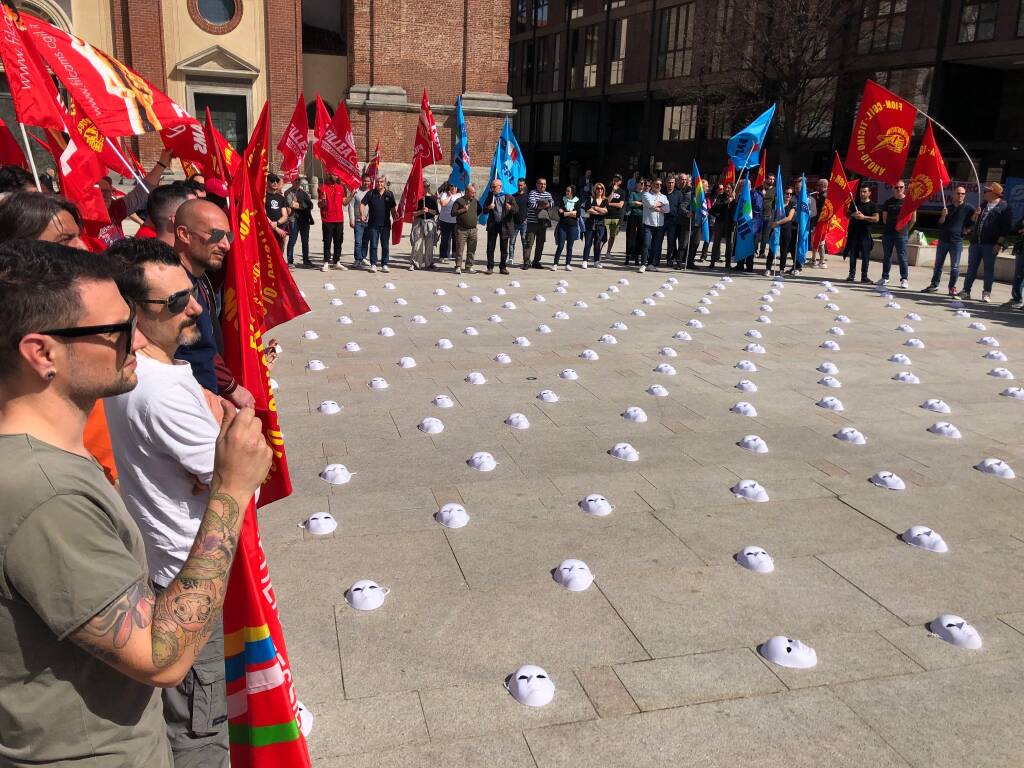 Lavoratori e sindacati in piazza San Magno a Legnano 