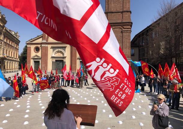 Lavoratori e sindacati in piazza San Magno a Legnano 