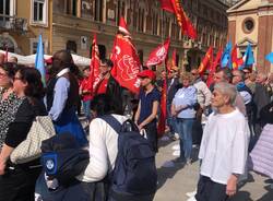 Lavoratori e sindacati in piazza San Magno a Legnano 