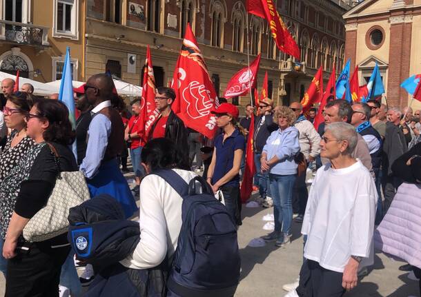 Lavoratori e sindacati in piazza San Magno a Legnano 