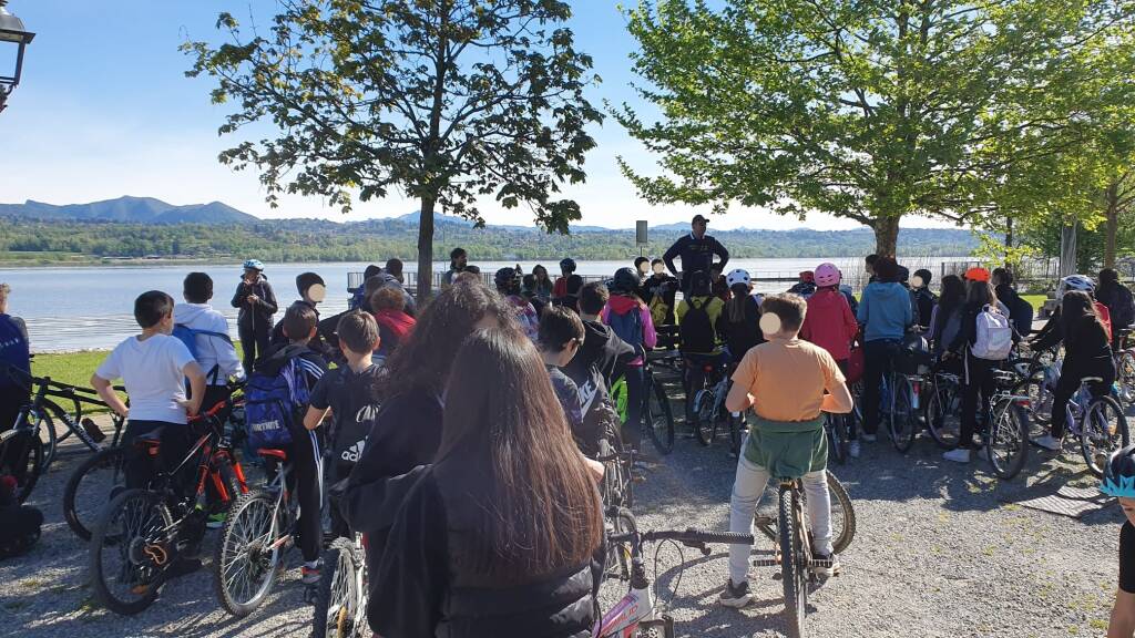 Legambiente Castronno porta gli alunni della scuola media alla scoperta del lago di Varese in bicicletta