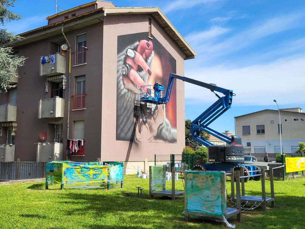 Nuovo murales di Cheone sui muri del quartiere Aler a Nerviano: il progetto Gescart ha il suo "Flusso vitale"