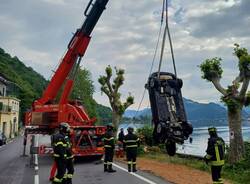 Abbattono un albero e finiscono nel lago con l’auto a Brusimpiano