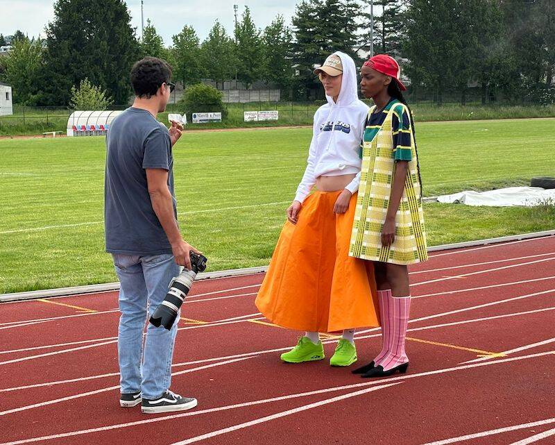 La pista di atletica di Gavirate si trasforma in un set di moda