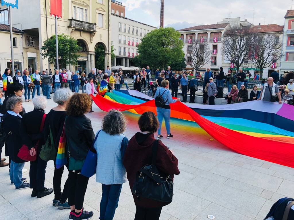 Il presidio per la Pace in piazza San Magno a Legnano