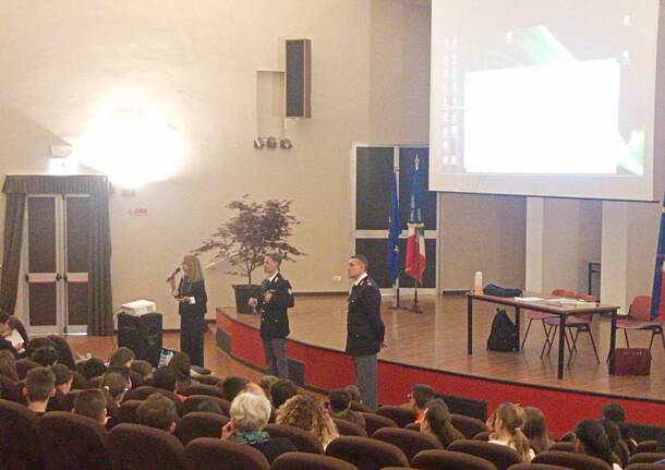 incontro media carducci con polizia postale