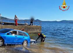 L'auto finisce nel lago Maggiore, i sommozzatori intervengono a Leggiuno