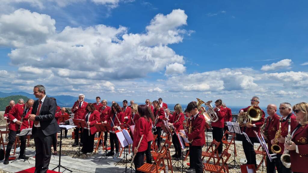 La banda di Brenno Useria suona alla terrazza del monsè al sacro MoNte