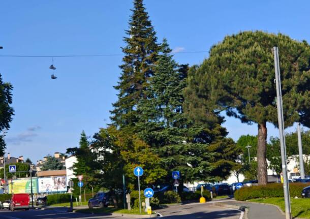 Scarpe appese sui fili elettrici in via Novara: cosa significano?