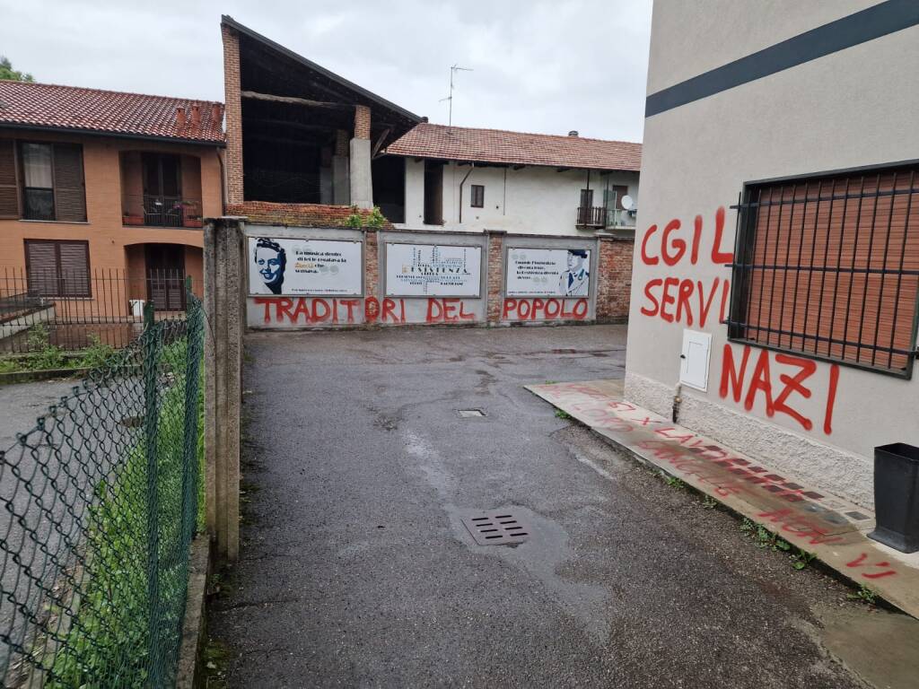 scritte sono state realizzate sull'esterno della sede