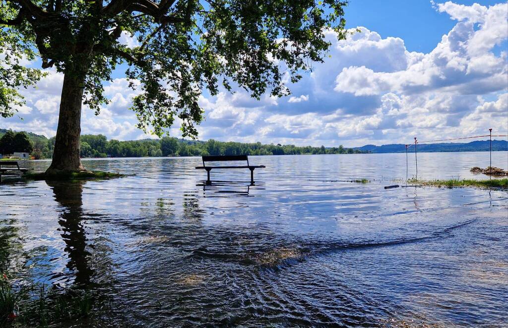 Una panchina tra acqua e nuvole