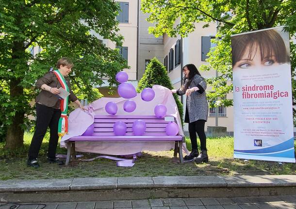 Una panchina viola per la fibromialgia a San Giorgio su Legnano