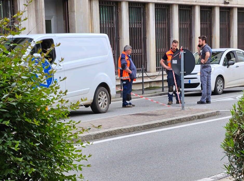 Voragine in strada a Gallarate