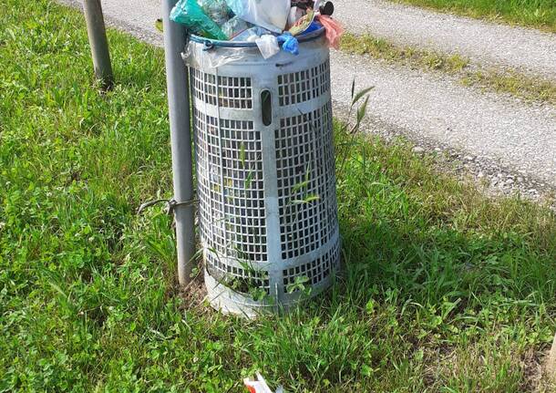 Cestini stracolmi lungo la ciclopedonale tra Gavirate e Bardello