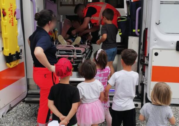 I volontari di Sos Malnate con i bambini dell’Asilo Frascoli di Gurone