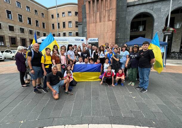 Ucraini in visita all’ambulanza di Kharkiv in piazza a Varese