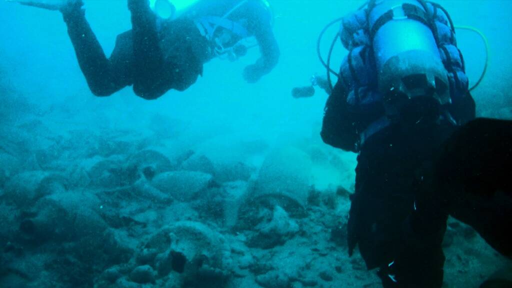 Un sommozzatore di Varese a "caccia" di anfore nel mare di Albenga