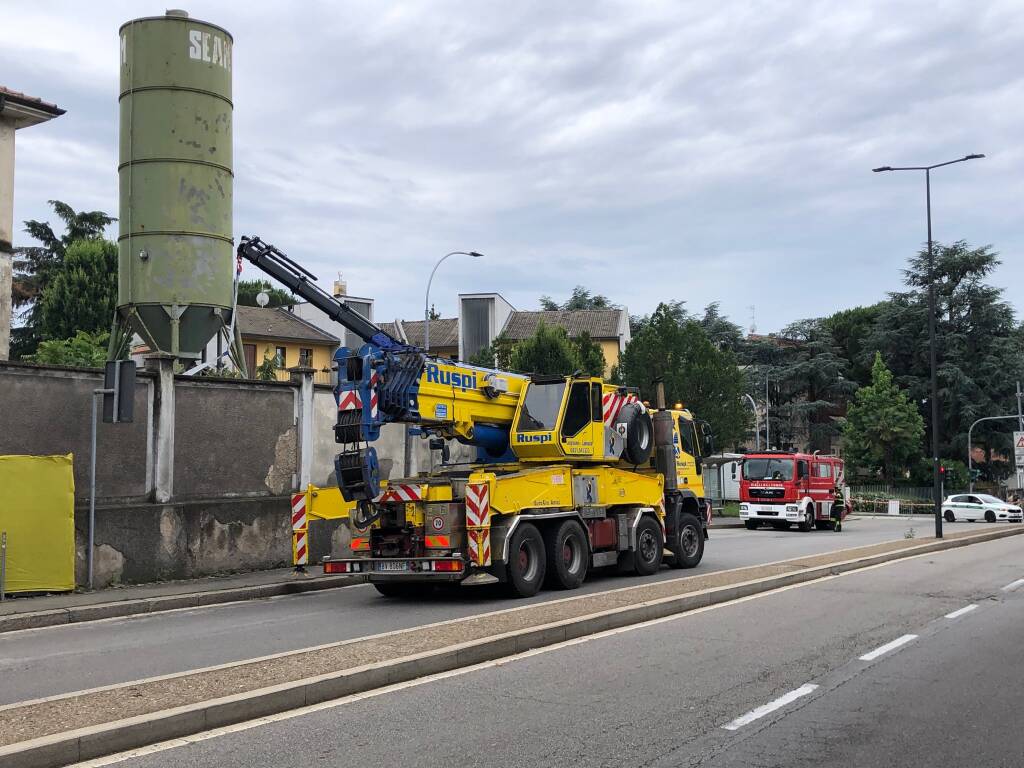 Viale cadorna chiuso per silos pericolante