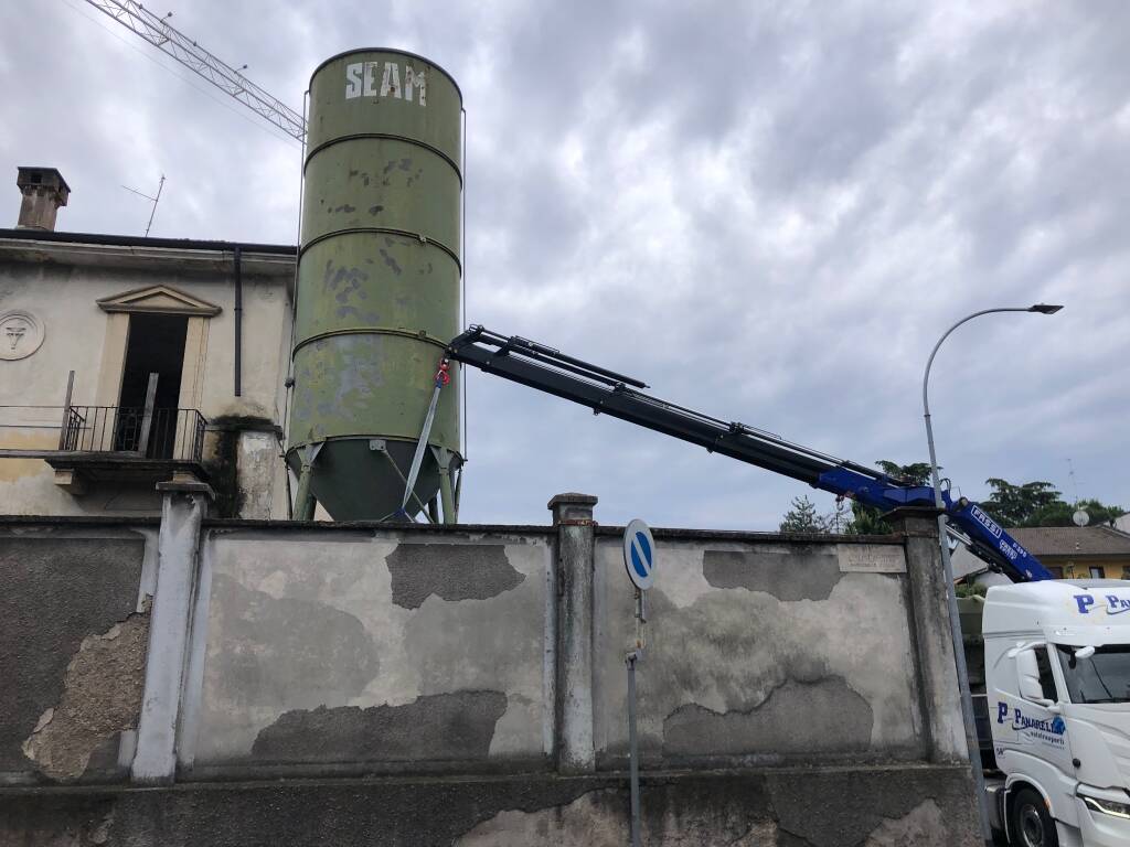 Viale cadorna chiuso per silos pericolante