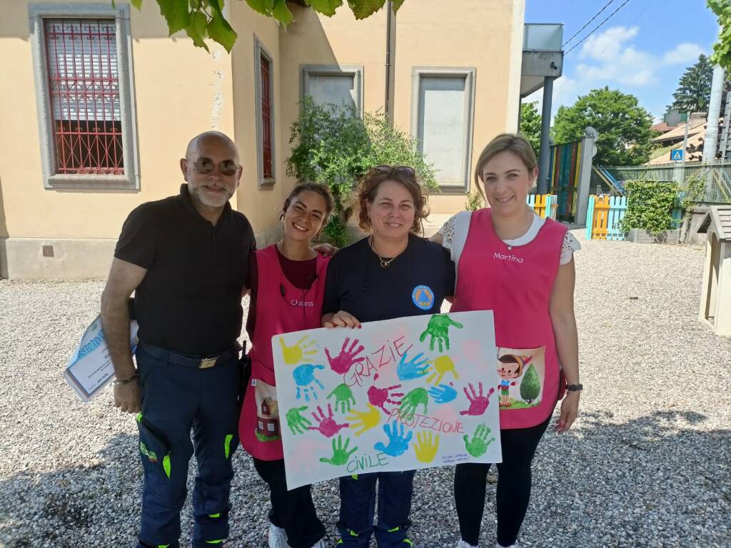 Volontari della Protezione civile di Malnate in missione all'asilo Frascoli di Gurone