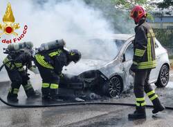 Auto in fiamme a Lonate Pozzolo