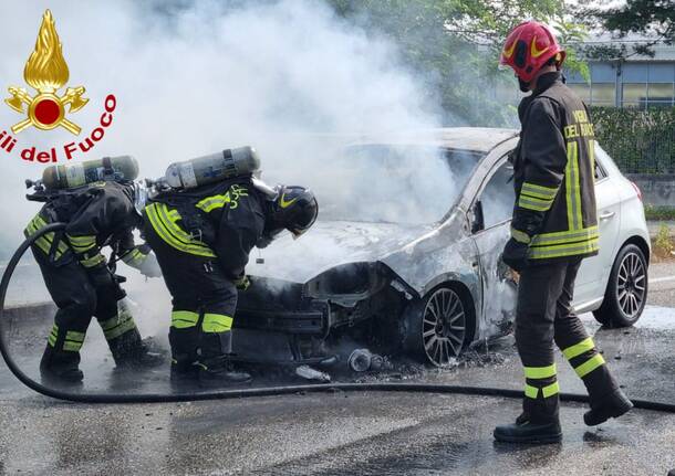 Auto in fiamme a Lonate Pozzolo