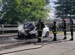 Auto in fiamme a Lonate Pozzolo