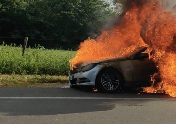 auto incendio sesto calende fiamme