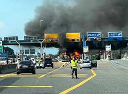 Le fiamme al casello di Gallarate