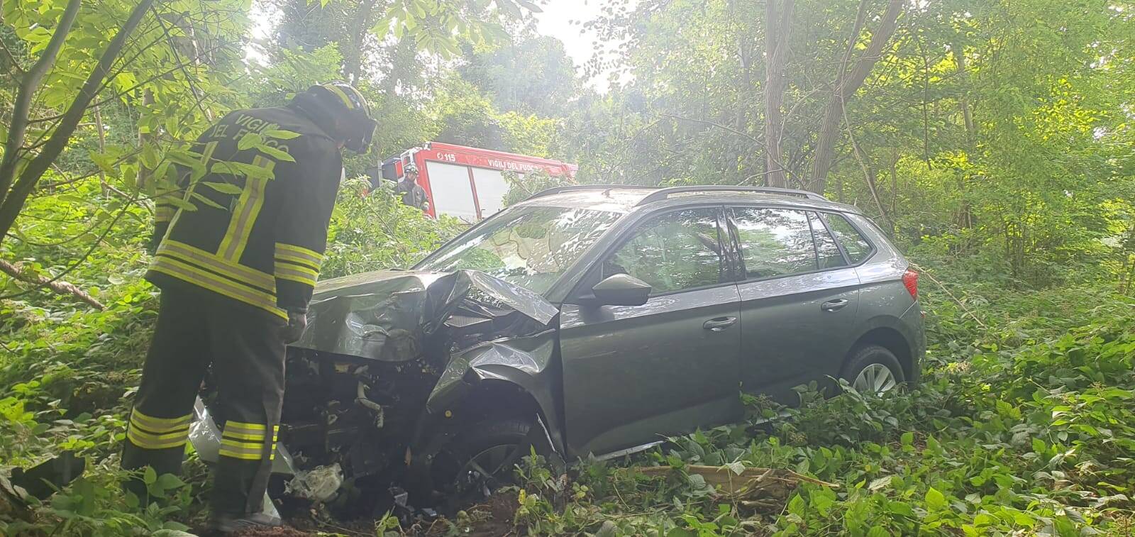 Con l'auto nel bosco a Brinzio