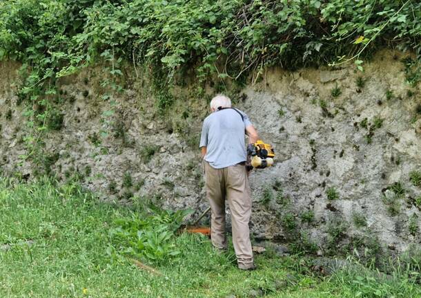 Nemmeno il caldo ferma i volontari del Cai Senior: tornano le pulizie del verde alla via Sacra