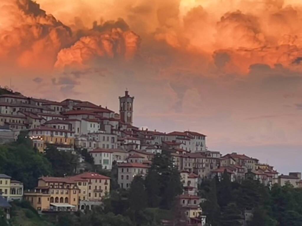 Nuvole colorate sul Sacro Monte