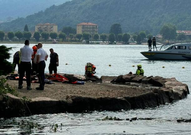 Porto Ceresio, scompare in acqua davanti alla spiaggia della Fiammetta