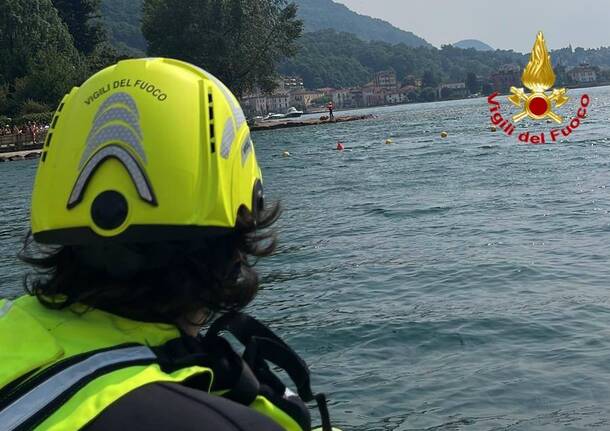 Porto Ceresio, scompare in acqua davanti alla spiaggia della Fiammetta