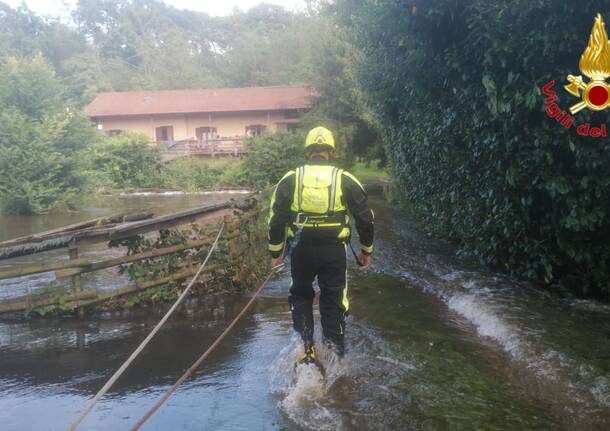 Casolare isolato dal torrente in piena. Salvati i residenti