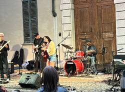 The eileen rose band in concerto in piazza Canonica