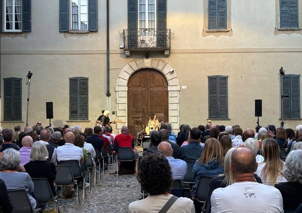 The eileen rose band in concerto in piazza Canonica