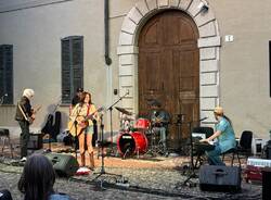 The eileen rose band in concerto in piazza Canonica