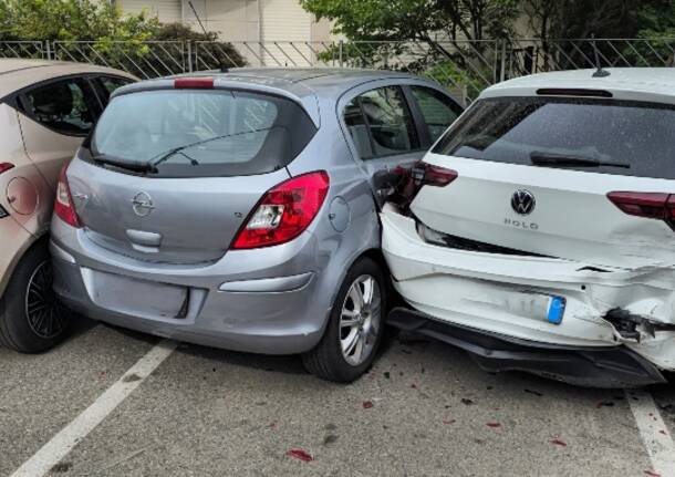 auto distrutta cardano al campo incidente