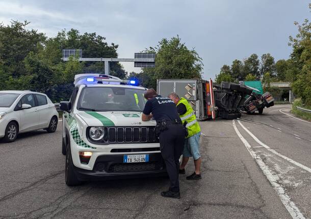 Camion ribaltato Sempione a Gallarate