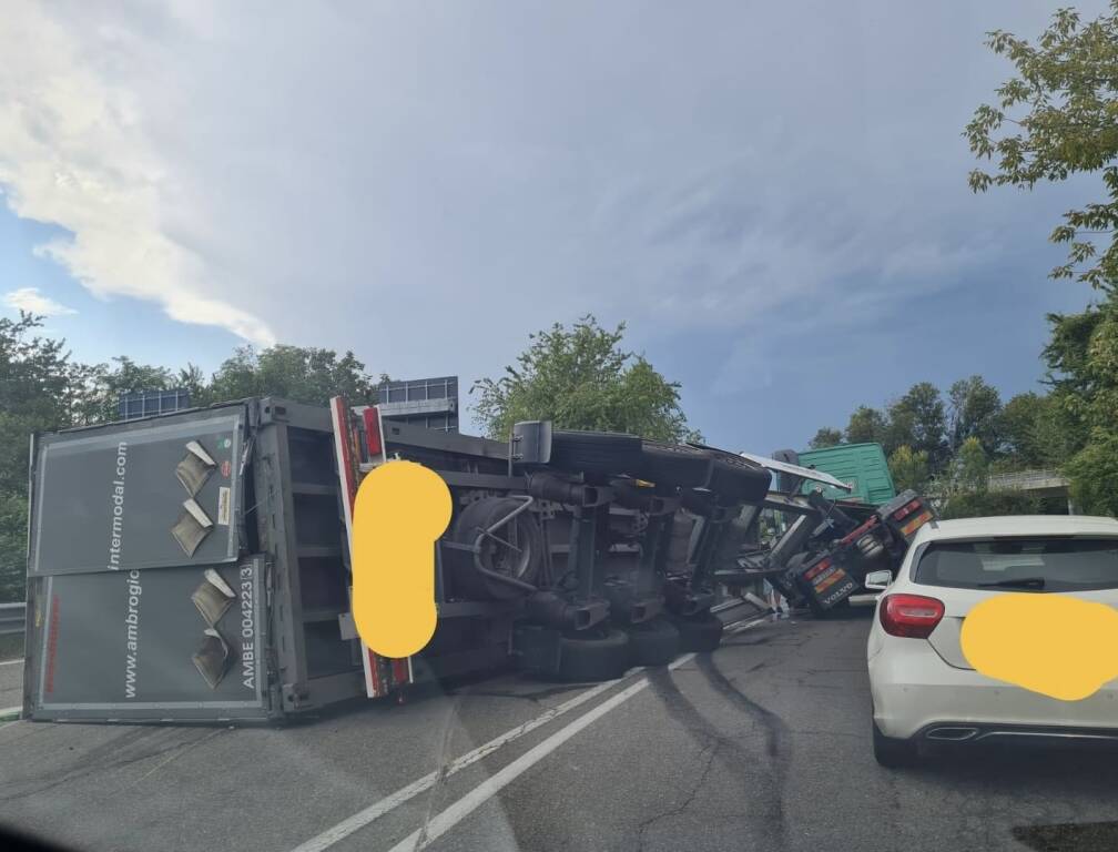 Camion ribaltato Sempione a Gallarate