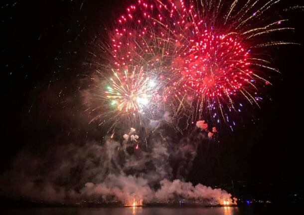 Lo spettacolo dei fuochi d’artificio a Ranco sul Lago Maggiore