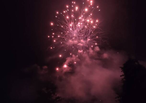 I fuochi d’artificio illuminano la Festa di Monate