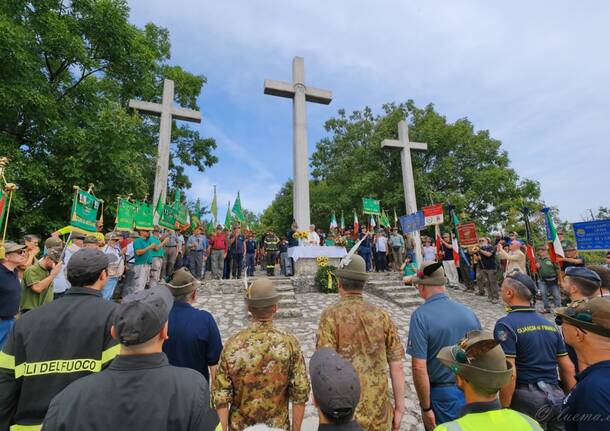 Il Ferragosto degli alpini sull’altare delle Tre Croci al Campo dei Fiori